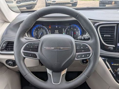 Used 2023 Chrysler Pacifica Touring-L image 16
