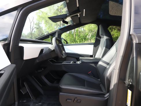 Used 2024 Tesla Cybertruck AWD Crew Cab image 23