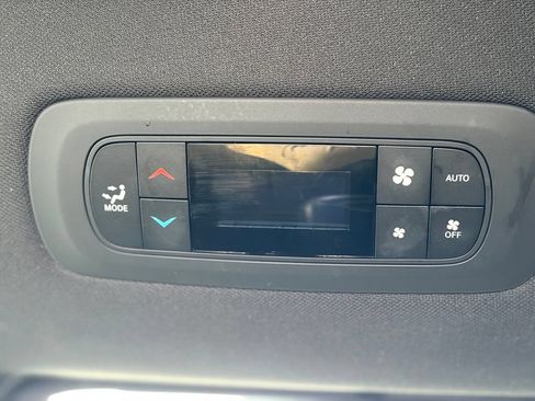 Certified 2025 Chrysler Pacifica Select FWD image 16
