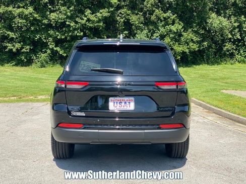 Used 2023 Jeep Grand Cherokee Limited w/ Black Appearance Package AWD/4WD image 6