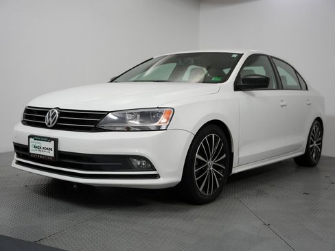 Used 2016 Volkswagen Jetta Sport image 3