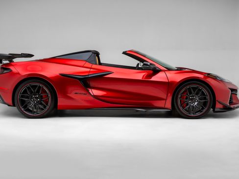 Used 2024 Chevrolet Corvette Z06 w/ Z07 Performance Package RWD image 2
