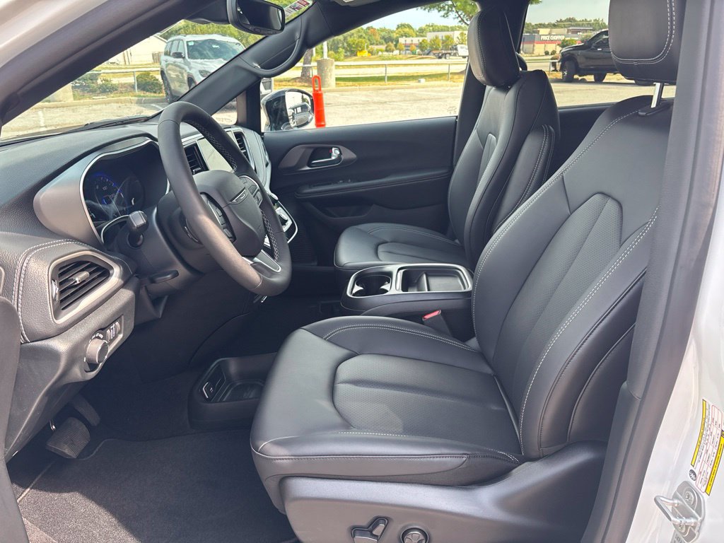 New 2027 Chrysler Pacifica Select FWD image 33