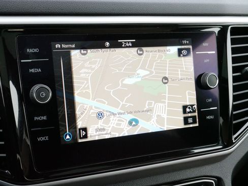 Certified 2022 Volkswagen Atlas Cross Sport SEL Premium R-Line image 33