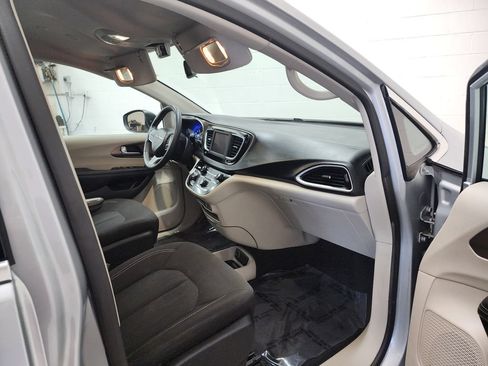 Used 2023 Chrysler Voyager LX FWD image 30