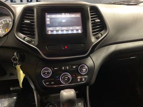 Used 2019 Jeep Cherokee Latitude w/ Popular Appearance Group image 12