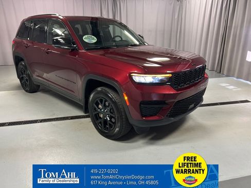 Used 2025 Jeep Grand Cherokee Altitude AWD/4WD image 1