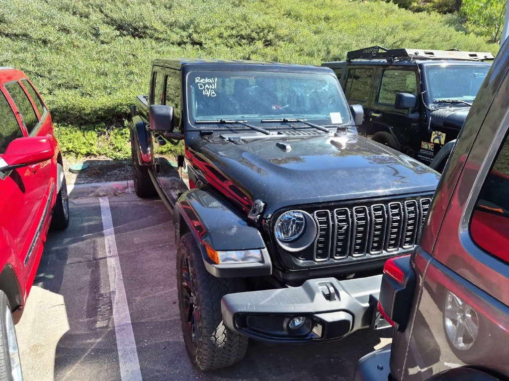 Used 2025 Jeep Gladiator Overland AWD/4WD image 2