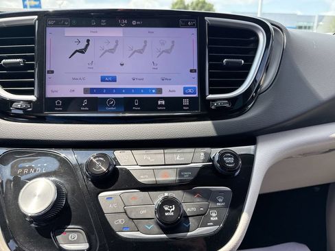 Used 2024 Chrysler Pacifica Touring-L FWD image 18