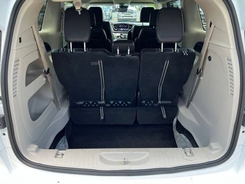 Certified 2023 Chrysler Pacifica Touring-L FWD image 11
