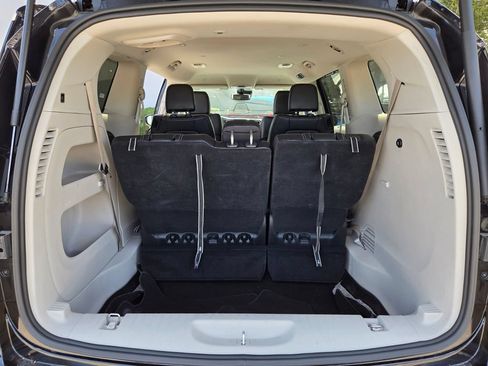 Used 2024 Chrysler Pacifica Touring-L FWD image 9