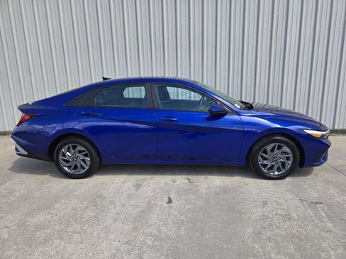Used 2024 Hyundai Elantra SEL FWD image 5