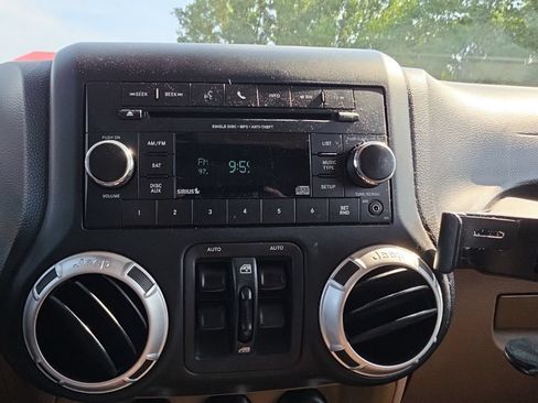 Used 2014 Jeep Wrangler Unlimited Sahara w/ Connectivity Group AWD/4WD image 7