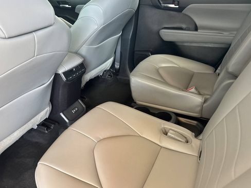 Used 2022 Toyota Highlander XLE AWD/4WD image 14