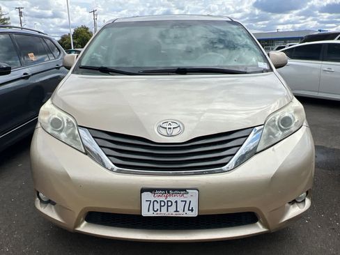 Used 2014 Toyota Sienna XLE FWD image 2