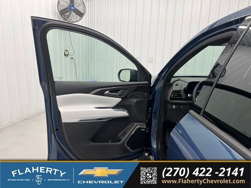 Used 2025 Chevrolet Traverse High Country FWD image 8