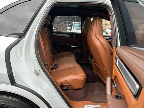 Used 2022 Porsche Cayenne Turbo S w/ Assistance Package image 21