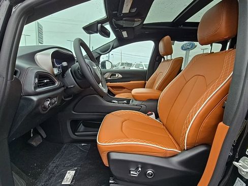 New 2026 Chrysler Pacifica Pinnacle image 11