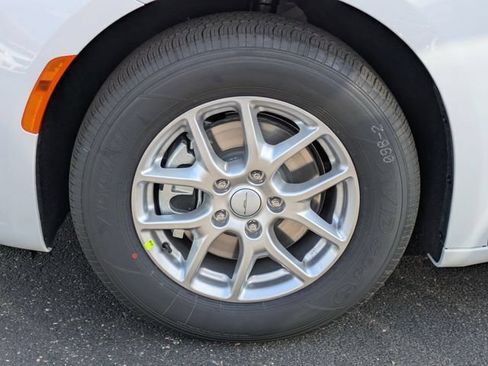 New 2027 Chrysler Pacifica Select FWD image 37
