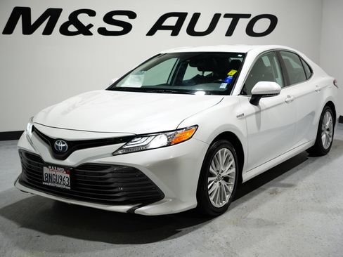 Used 2020 Toyota Camry XLE image 3