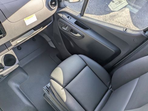 Used 2025 Mercedes-Benz Sprinter 2500 image 18