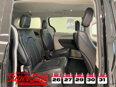 Used 2024 Chrysler Pacifica Touring-L image 16