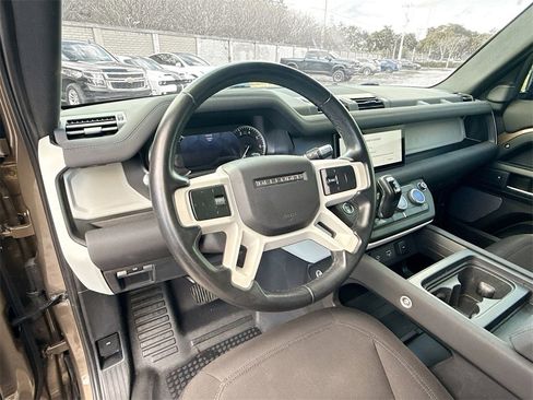 Used 2022 Land Rover Defender 90 image 12