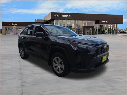 Used 2021 Toyota RAV4 LE image 7