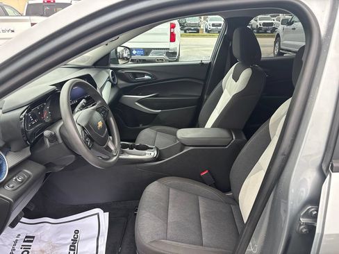 Used 2024 Chevrolet Trax LS w/ LS Convenience Package FWD image 16