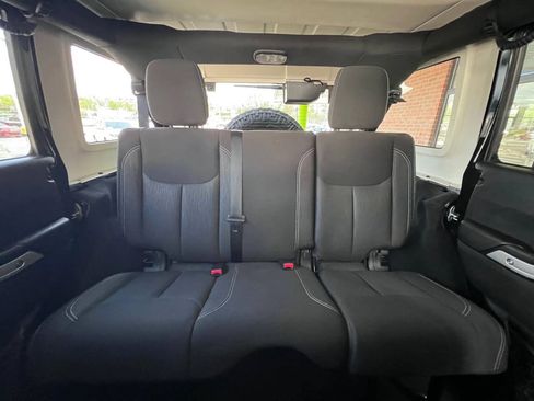 Used 2017 Jeep Wrangler Unlimited Sahara AWD/4WD image 13
