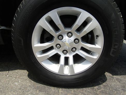 Used 2018 Chevrolet Suburban LT image 33