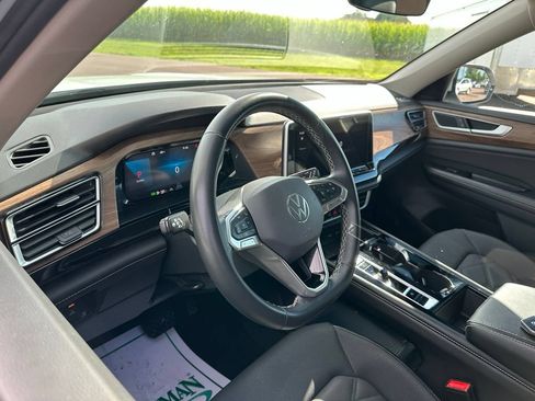 Used 2024 Volkswagen Atlas SE AWD/4WD image 2