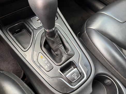 Used 2019 Jeep Cherokee Latitude Plus FWD image 36