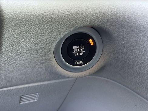 Used 2023 Chrysler Pacifica Touring-L image 19