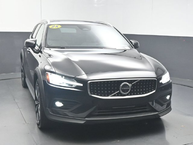 Used 2025 Volvo V60 B5 Cross Country Ultra AWD/4WD image 2