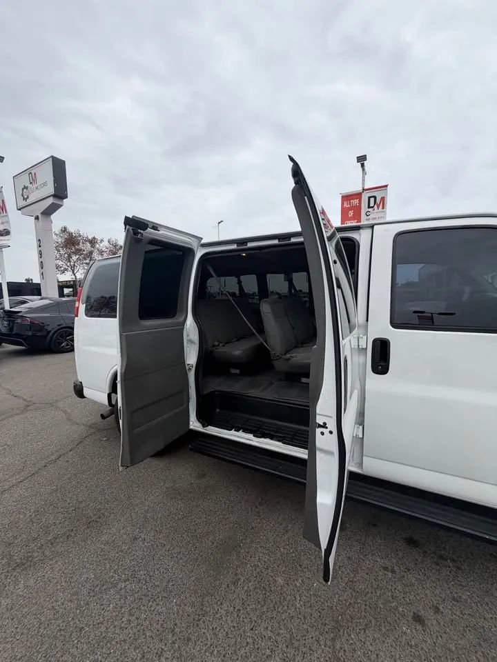 Used 2006 Chevrolet Express 2500 Passenger w/ Power and Light Package RWD image 5
