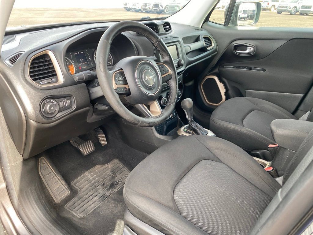 Used 2017 Jeep Renegade Latitude FWD image 17