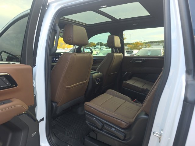 Used 2026 Chevrolet Suburban High Country AWD/4WD image 37