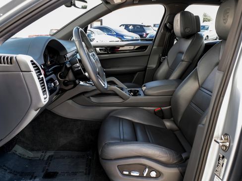 Used 2020 Porsche Cayenne image 3