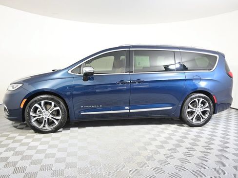 Used 2025 Chrysler Pacifica Pinnacle w/ Trailer Tow Group FWD image 2