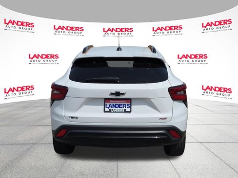 Used 2024 Chevrolet Trax RS w/ Sunroof Package FWD image 4