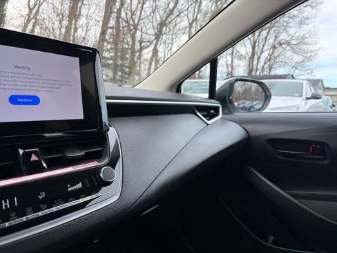 Used 2025 Toyota Corolla LE image 33