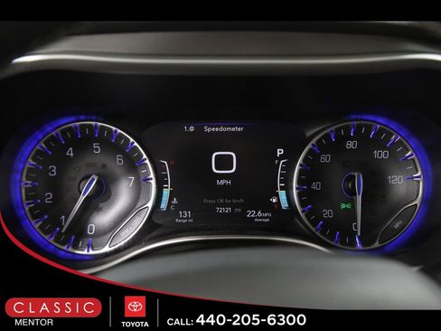 Used 2023 Chrysler Pacifica Touring-L image 8