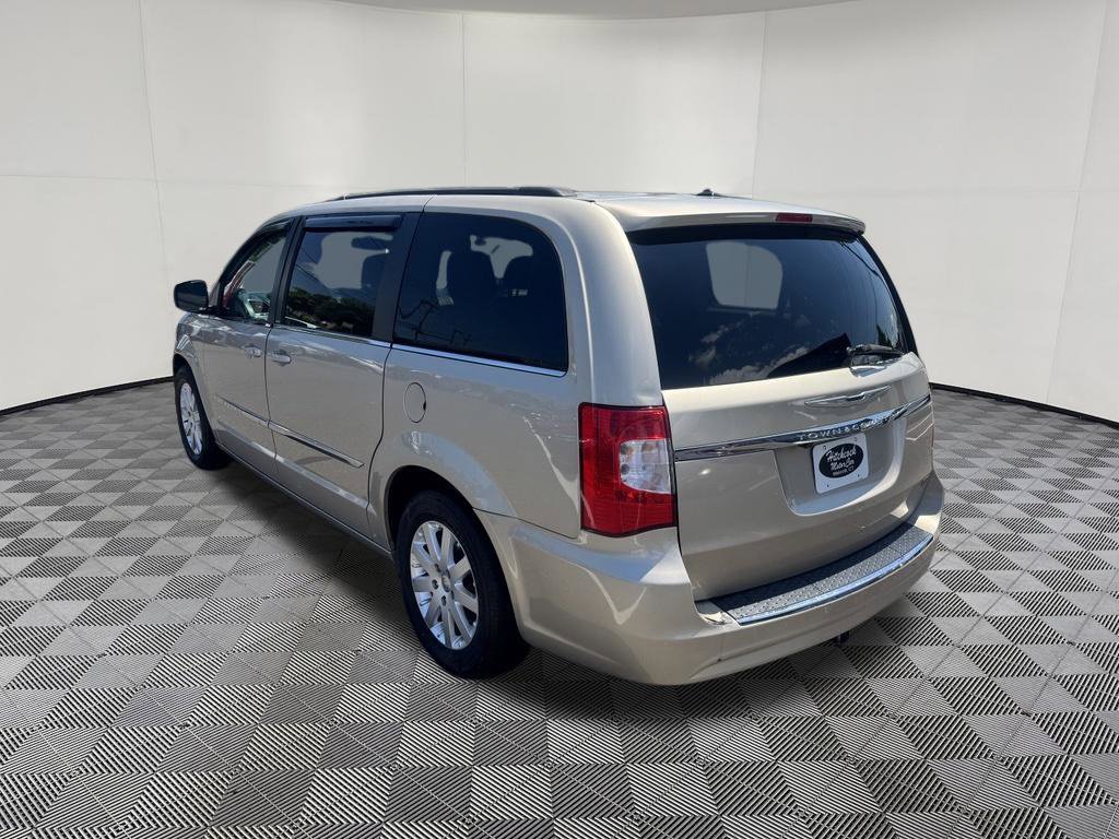 Used 2014 Chrysler Town & Country Touring FWD image 8