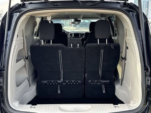 Used 2023 Chrysler Voyager LX image 12