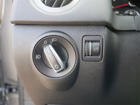 Used 2011 Volkswagen Tiguan SE image 24