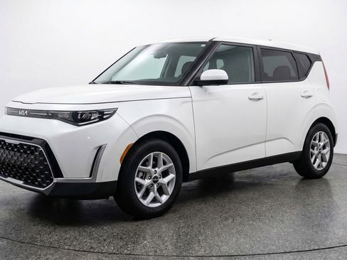 Used 2025 Kia Soul LX w/ LX Technology Package FWD image 3