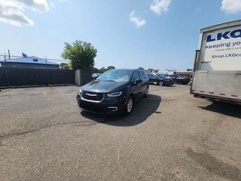 Used 2023 Chrysler Pacifica Touring-L FWD image 2