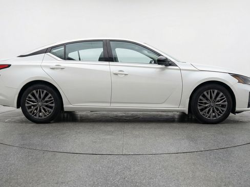 Used 2025 Nissan Altima 2.5 SV FWD image 11