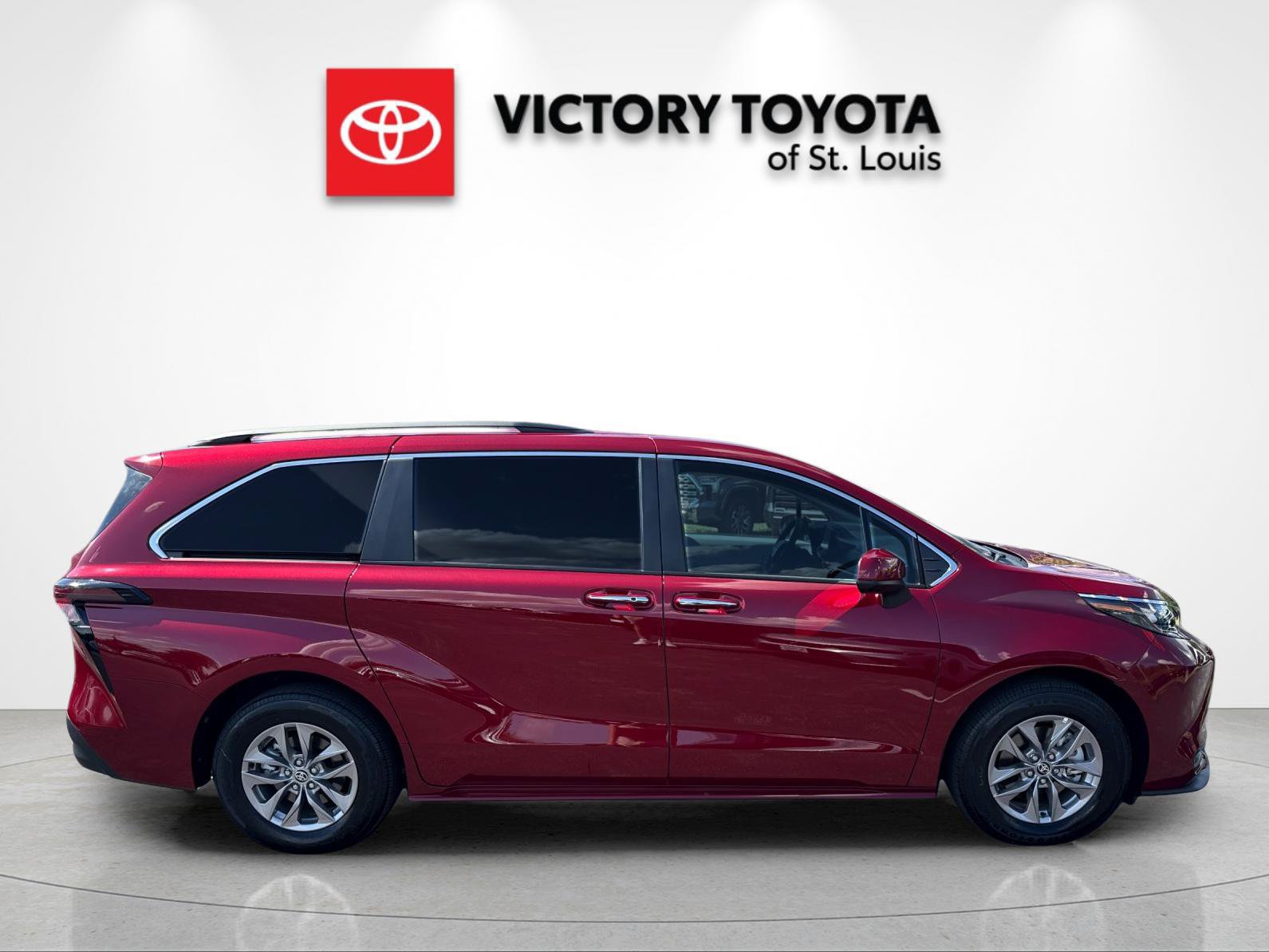 Used 2026 Toyota Sienna XLE FWD image 2